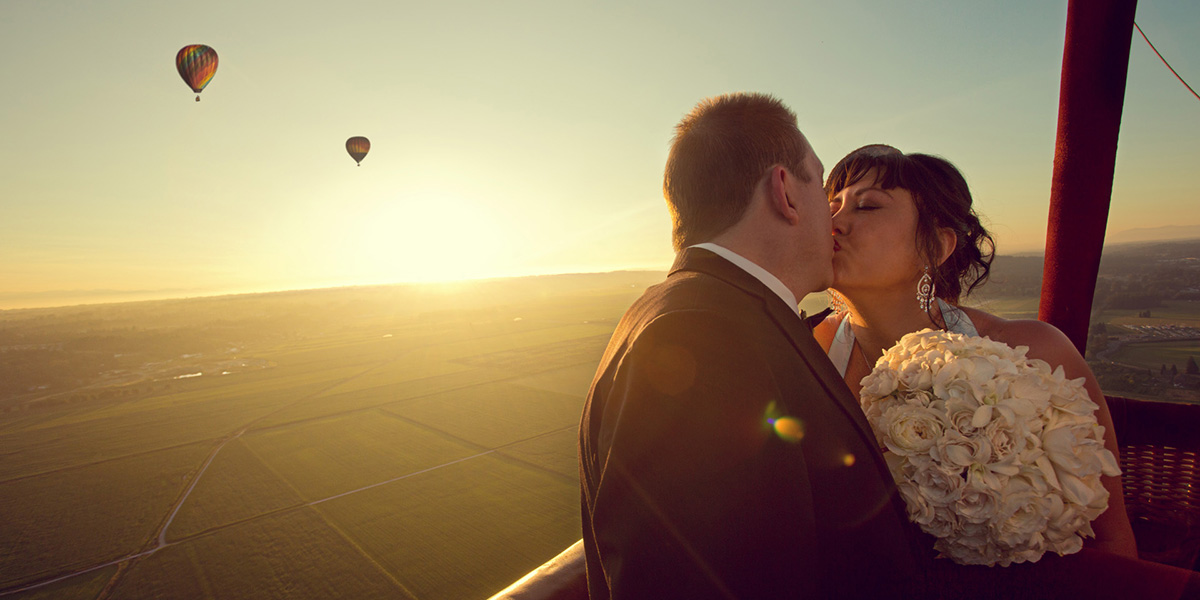 hot-air-balloon-wedding-kiss-sunset-feature